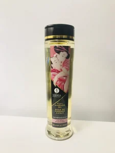 Aceite de Rosas para masajes eróticos. Mima a tu pareja con un masaje sensual por toda su piel.